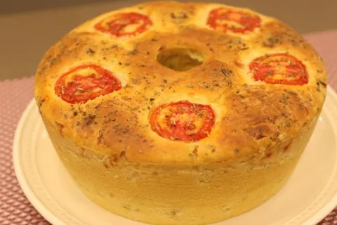 Bolo salgado de frango muito fofinho e delicioso: você vai q