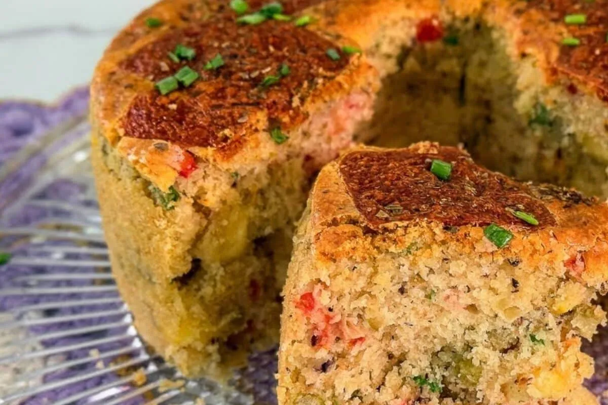 Bolo salgado de sardinha fofinho, cheio de recheio e com um