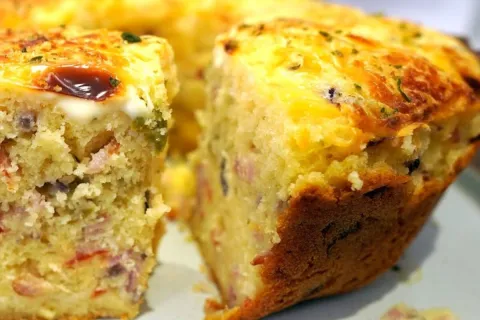 Bolo salgado fácil e molhadinho para seu café da manhã ou la