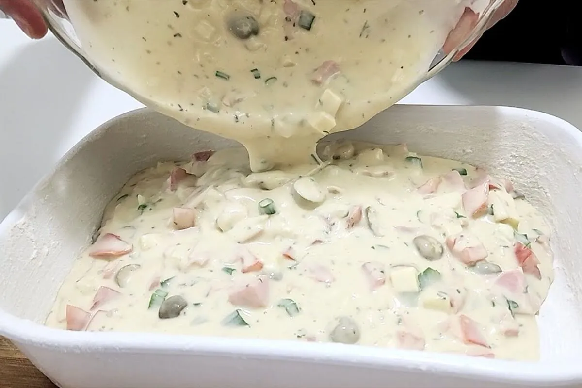 Bolo salgado fofinho e bem recheado com ingredientes simples