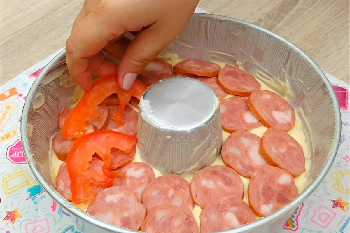 Bolo salgado recheado simples e prático fica uma delícia em