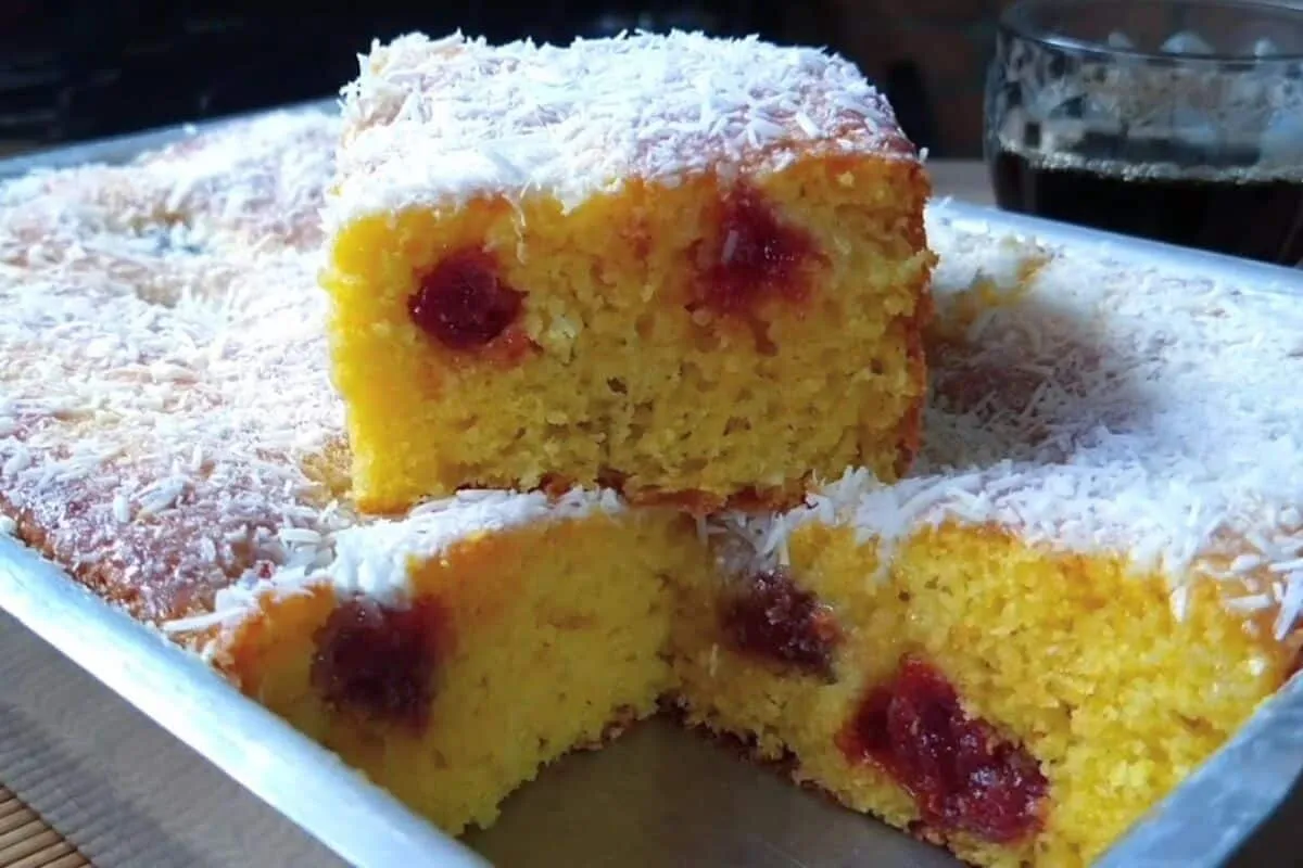 Bolo sem farinha de trigo úmido e muito fofinho, que é só mi