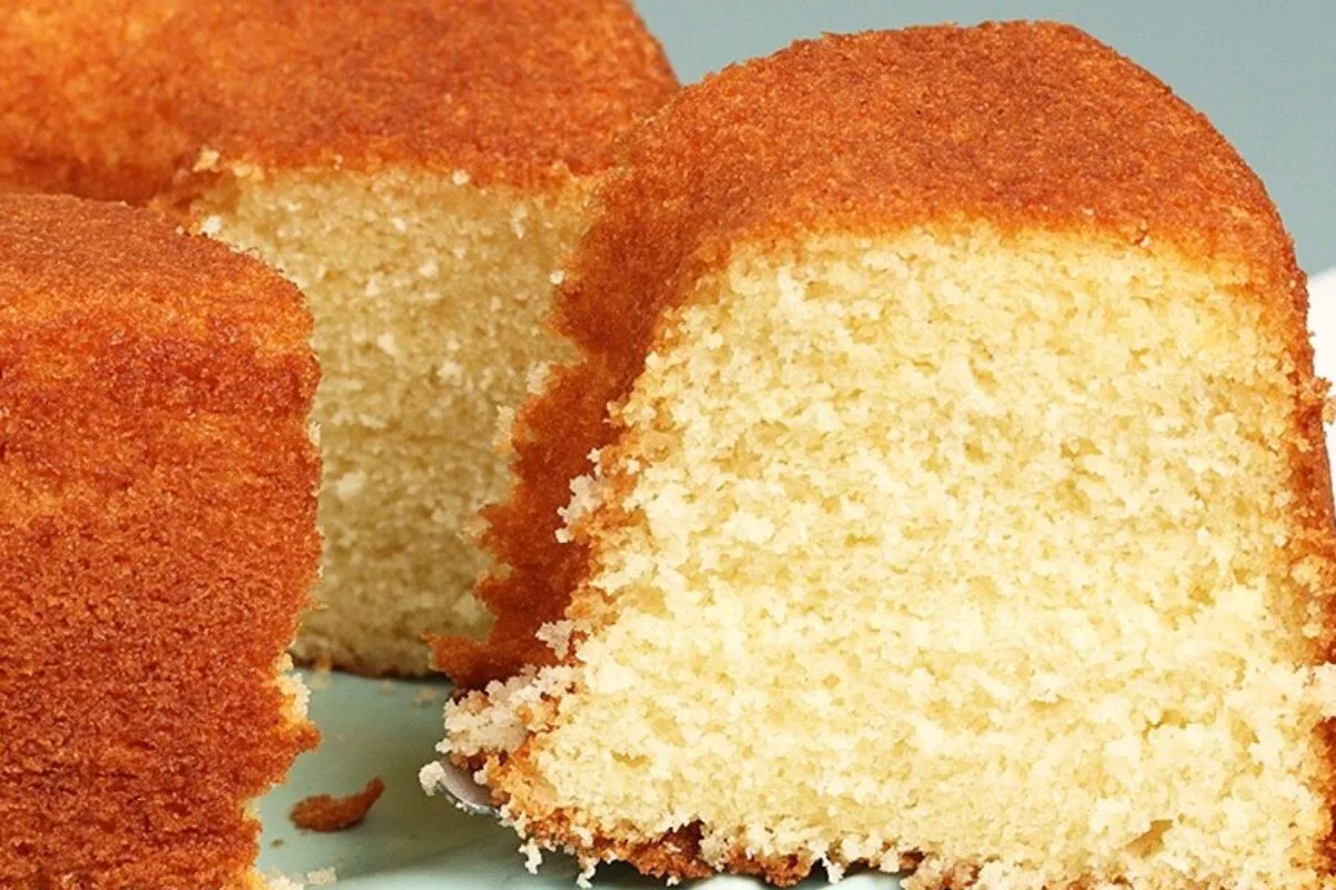 Bolo simples de vó: fofinho e molhadinho, feito com aquele s