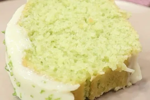 Bolo verde de limão super fofinho e lindo, com uma cobertura