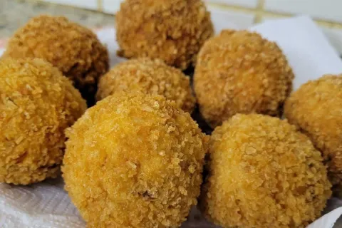 Bomba de frango salgada muito crocante por fora e com um rec