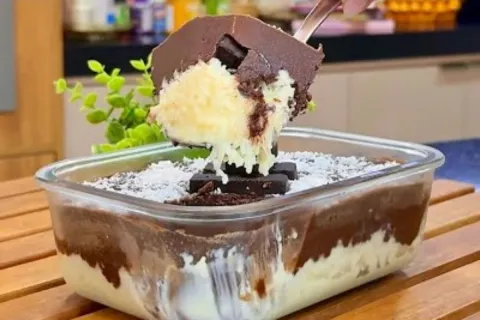 Bombom de coco na travessa, que combina a cremosidade do coc