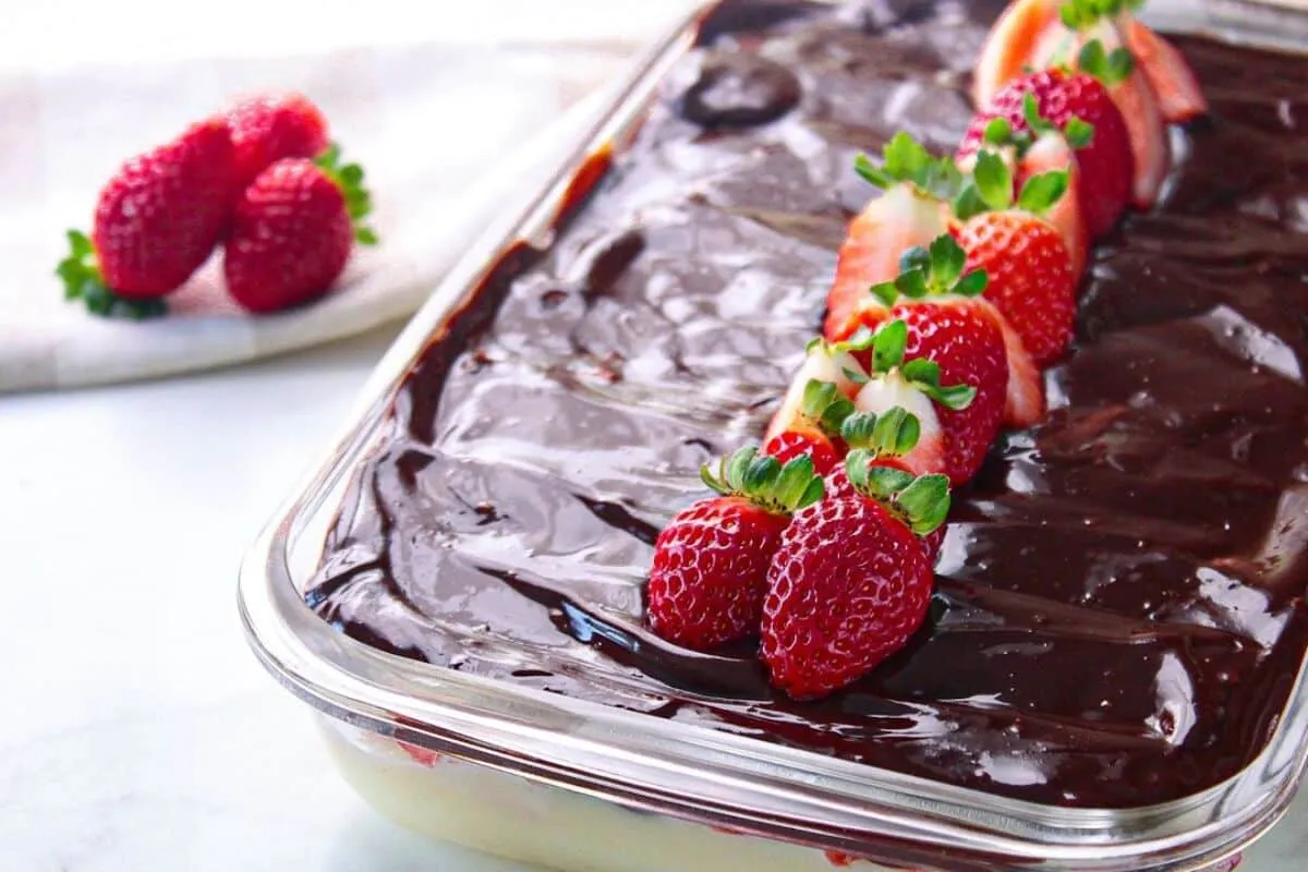 Bombom de morango na travessa com creme aveludado: a sobreme