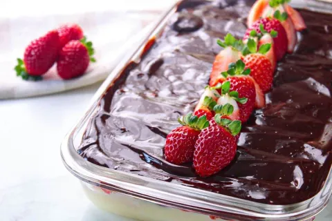 Bombom de morango na travessa com creme aveludado: a sobreme