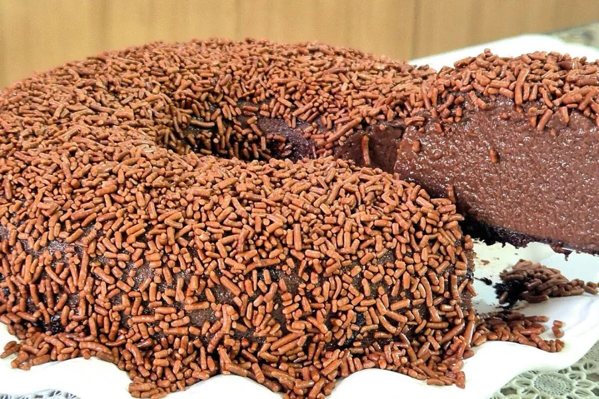 Brigadeirão cremoso feito de um jeito fácil e rápido, para s