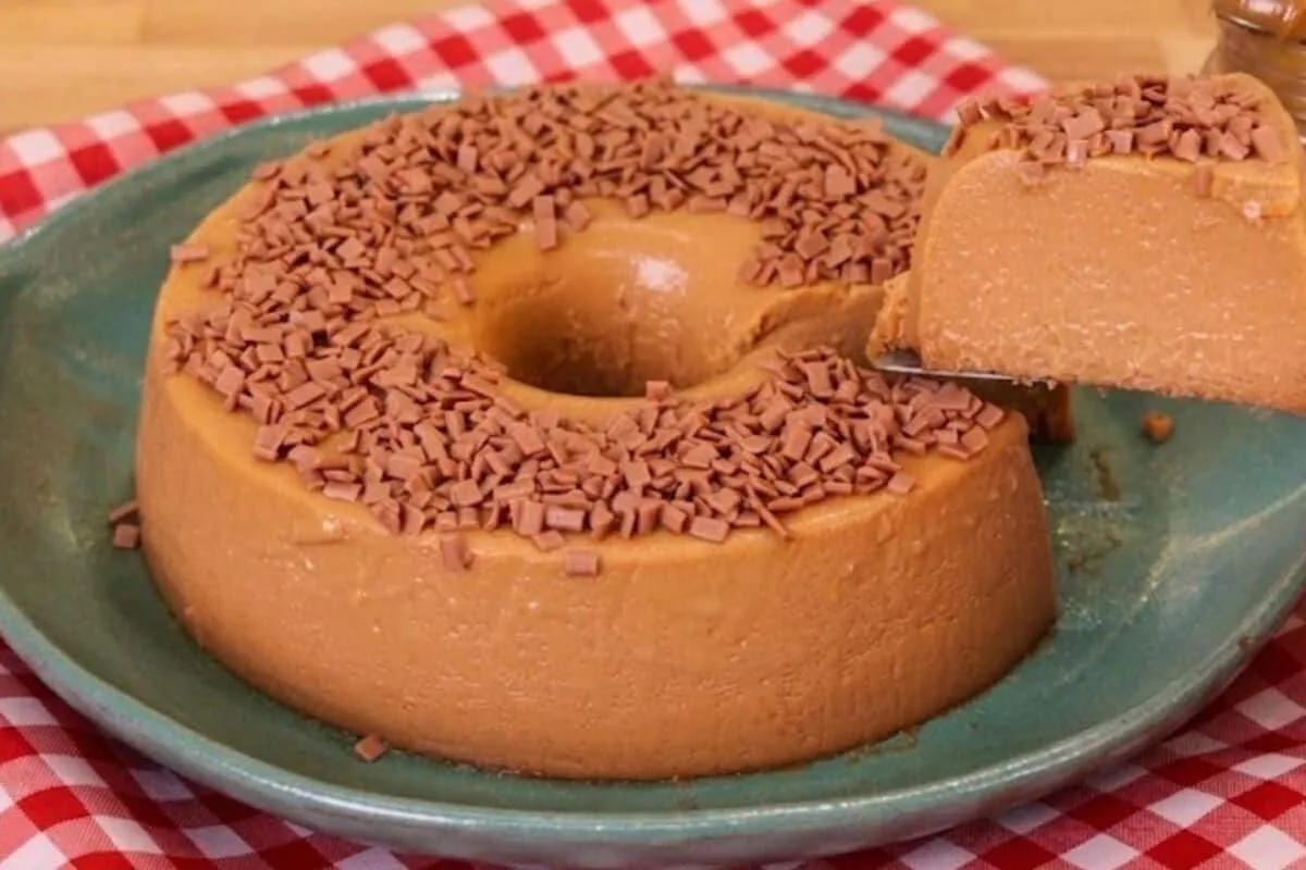 Brigadeirão de doce de leite cremoso e fácil de fazer, para