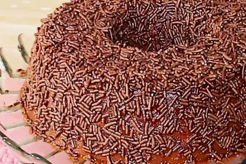 Brigadeirão fácil de fazer sem forno e sem gelatina, uma sob