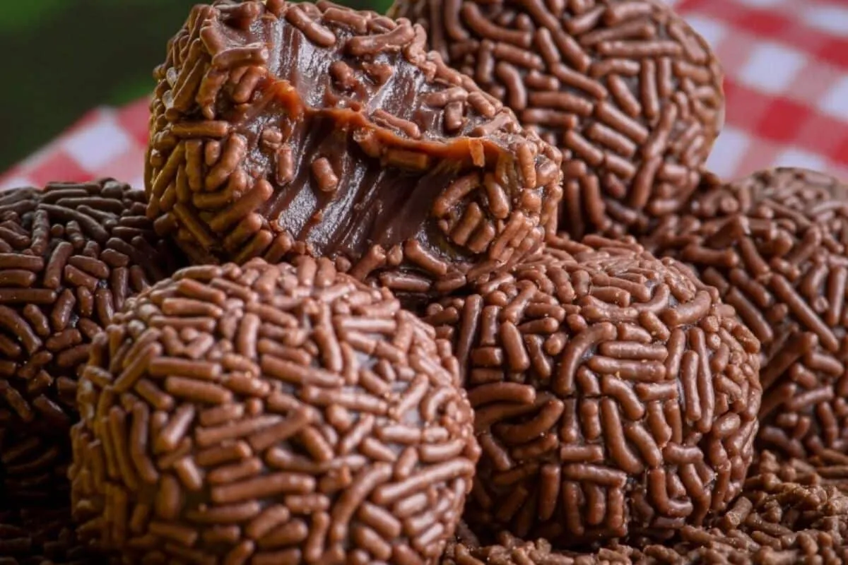 Brigadeiro de festa tradicional e macio, feito com aquele po