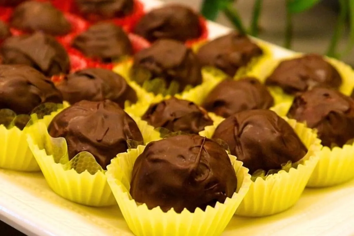 Brigadeiro gourmet de cereja com casquinha de chocolate que