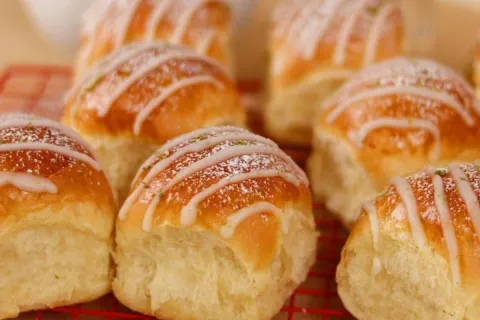 Brioche de limão para comer quentinho com um aroma delicioso