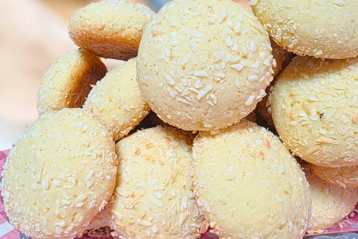 Broa de coco fácil de fazer que fica bem douradinha, perfeit