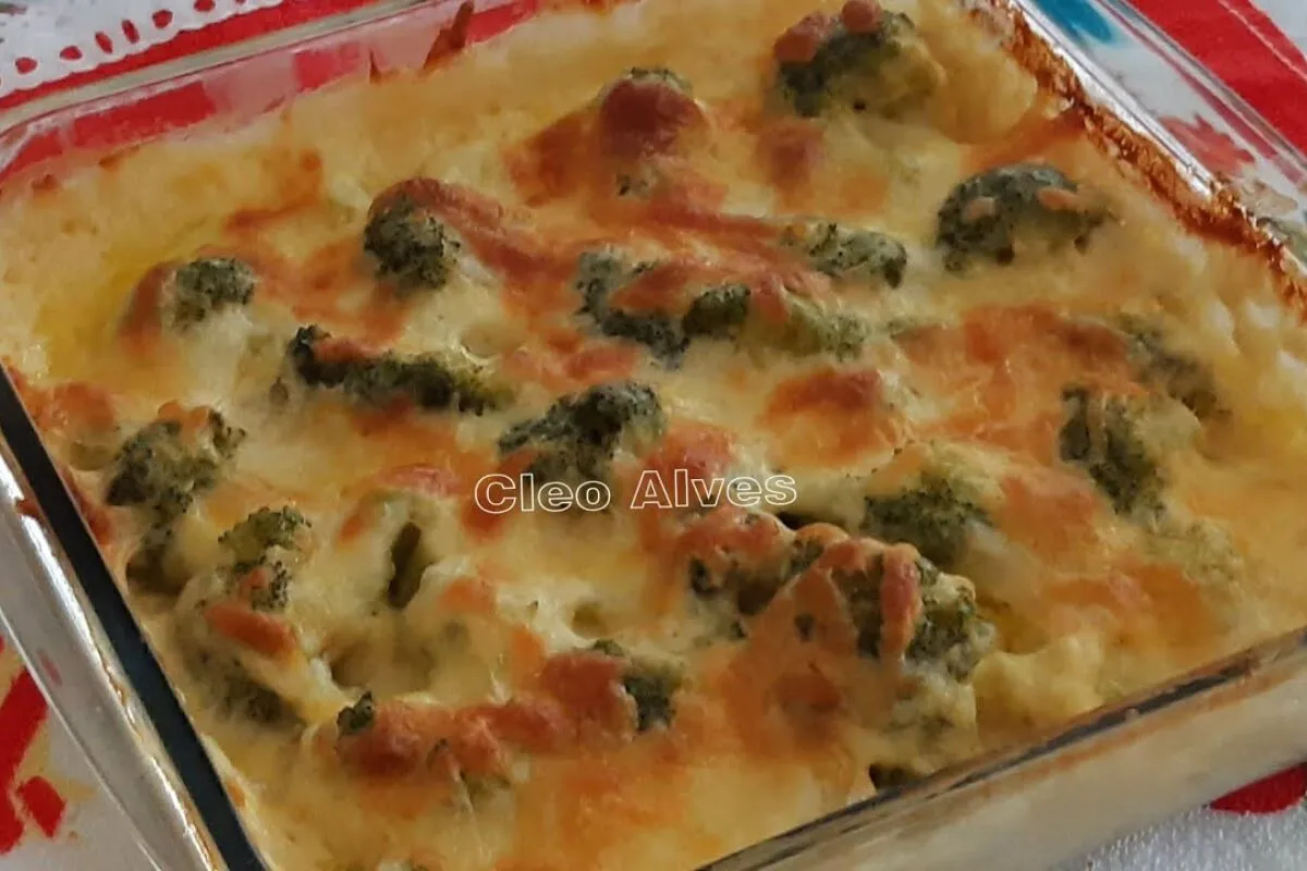 Brócolis gratinado ao molho branco bem cremoso e coberto com