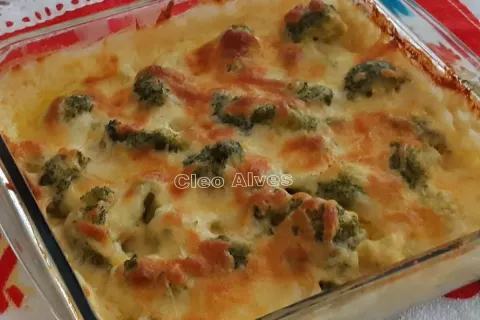 Brócolis gratinado ao molho branco bem cremoso e coberto com