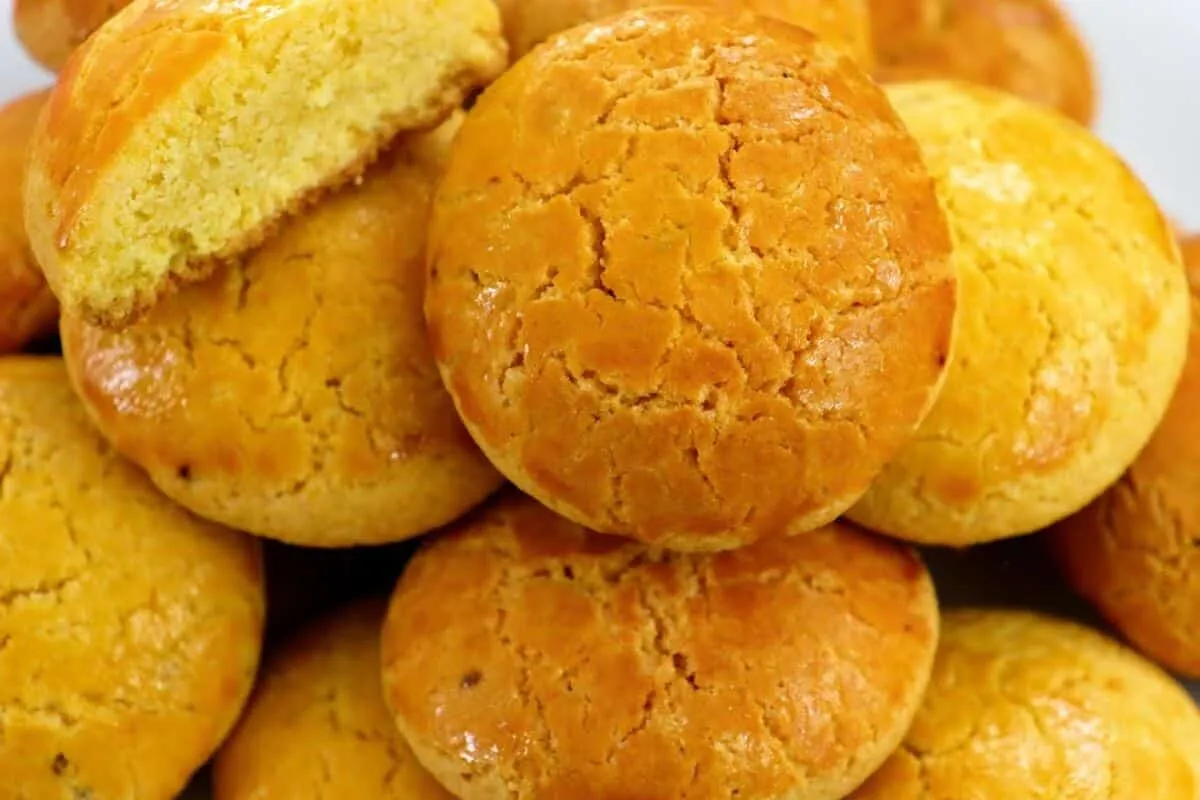 Broinha de fubá crocante por fora e macio por dentro para um