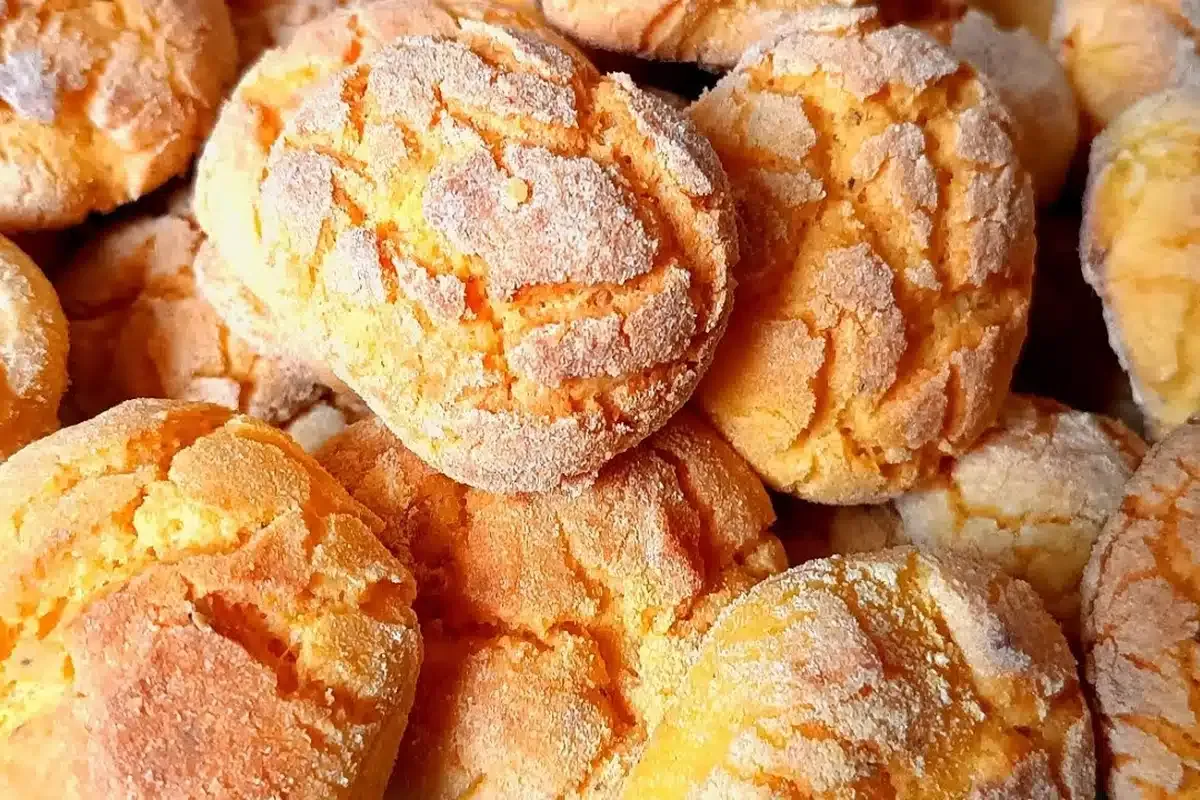 Broinha de fubá da fazenda com polvilho doce que fica uma de