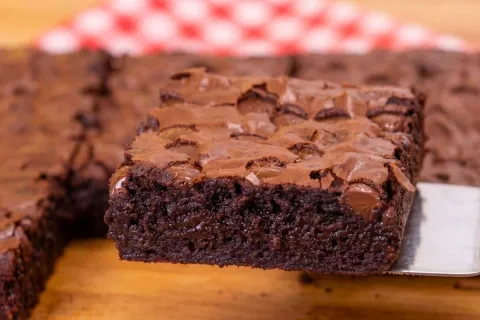 Brownie cremoso por dentro e com aquela casquinha perfeita, 