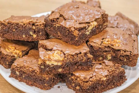 Brownie de chocolate com nozes fofinho e molhadinho que derr