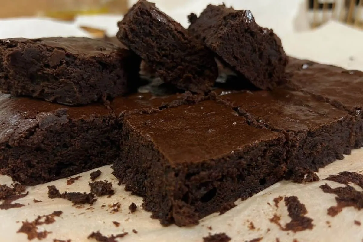 Brownie perfeito feito com chocolate 70% cacau, que fica com