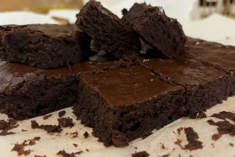 Brownie perfeito feito com chocolate 70% cacau, que fica com