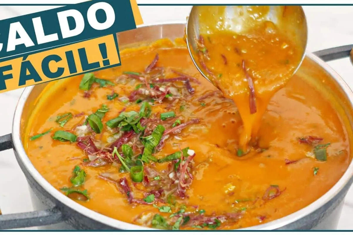 Caldo cremoso bem temperado e saboroso, uma refeição reconfo
