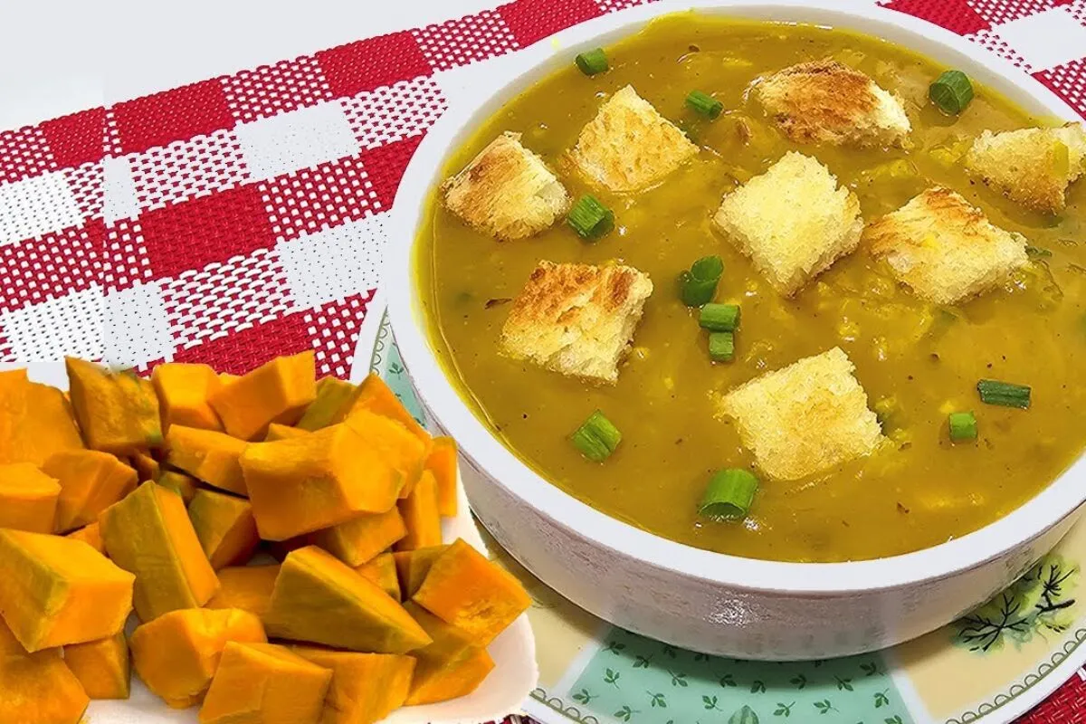 Caldo de abóbora bem temperado, quentinho e nutritivo, para