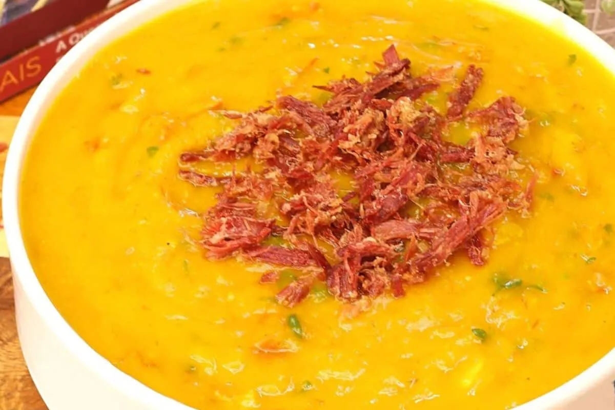 Caldo de abóbora cremoso feito com carne seca bem desfiada,
