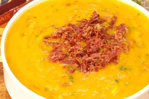 Caldo de abóbora cremoso feito com carne seca bem desfiada, 