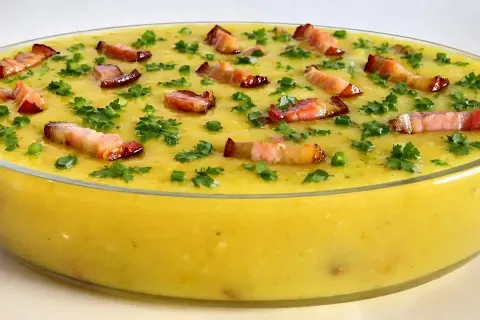 Caldo de mandioca bem temperado e cremoso, uma receita recon