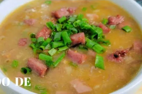 Caldo de mandioca quentinho e bem temperado, para um jantar 