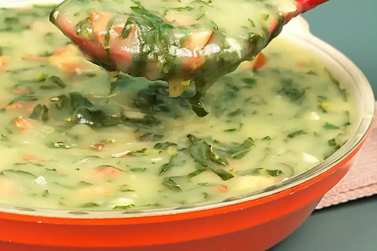 Caldo verde com calabresa fácil de fazer, uma refeição quent