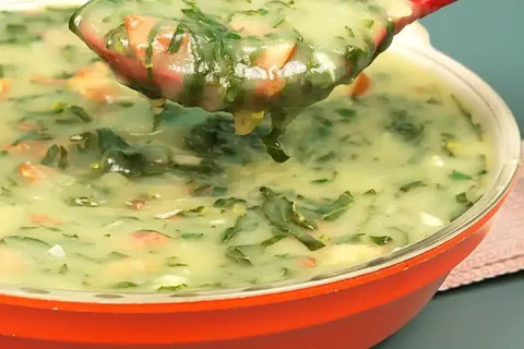 Caldo verde com calabresa fácil de fazer, uma refeição quent
