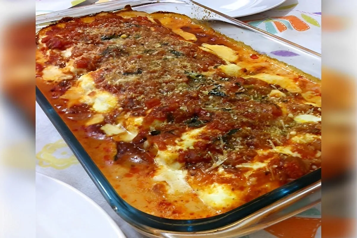 Canelone de presunto e queijo com molho branco e molho de to