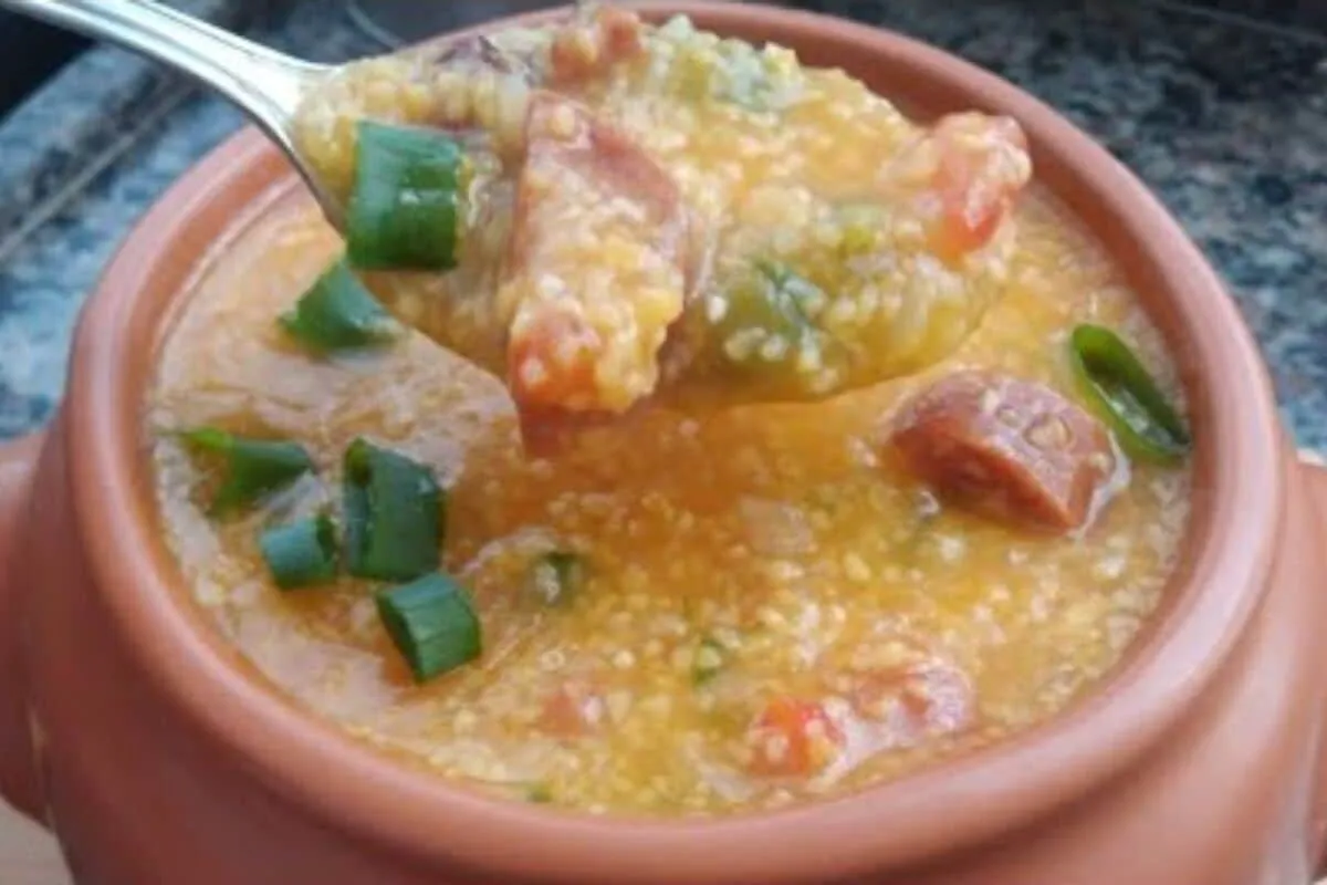 Canjiquinha com bacon e calabresa preparada na panela de pre