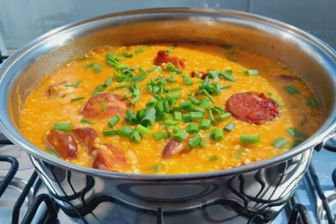 Canjiquinha com bacon e calabresa, um prato muito reconforta