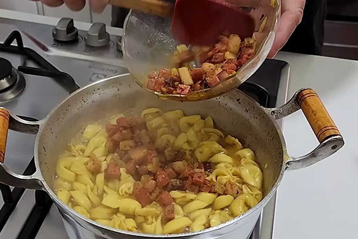 Capeletti cremoso com molho especial caseiro, perfeito para