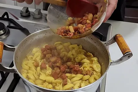Capeletti cremoso com molho especial caseiro, perfeito para 