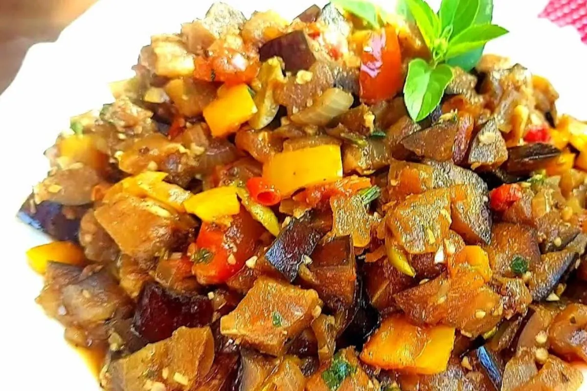 Caponata de berinjela, um antepasto fácil de preparar e deli