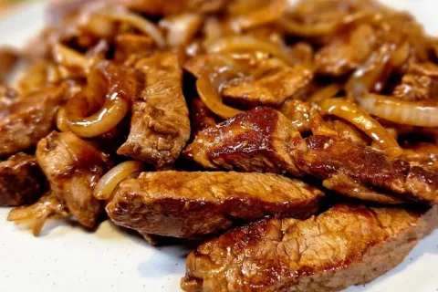 Carne acebolada deliciosa para servir como petisco ou no alm