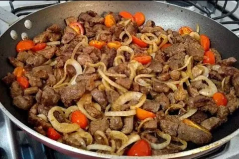 Carne acebolada em tirinhas, super prática, macia e suculent