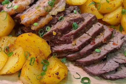 Carne assada com batata utilizando fraldinha bem temperada n