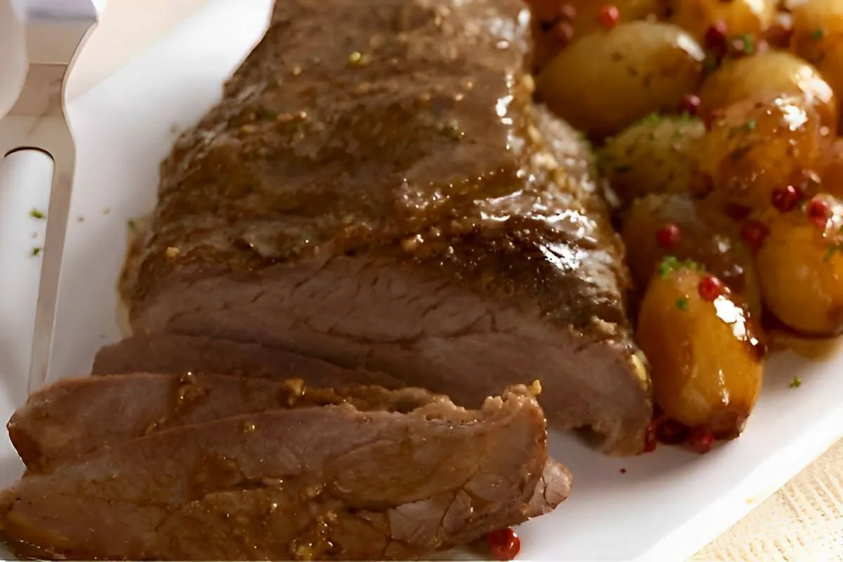 Carne assada na panela de pressão com batatas fica uma delíc