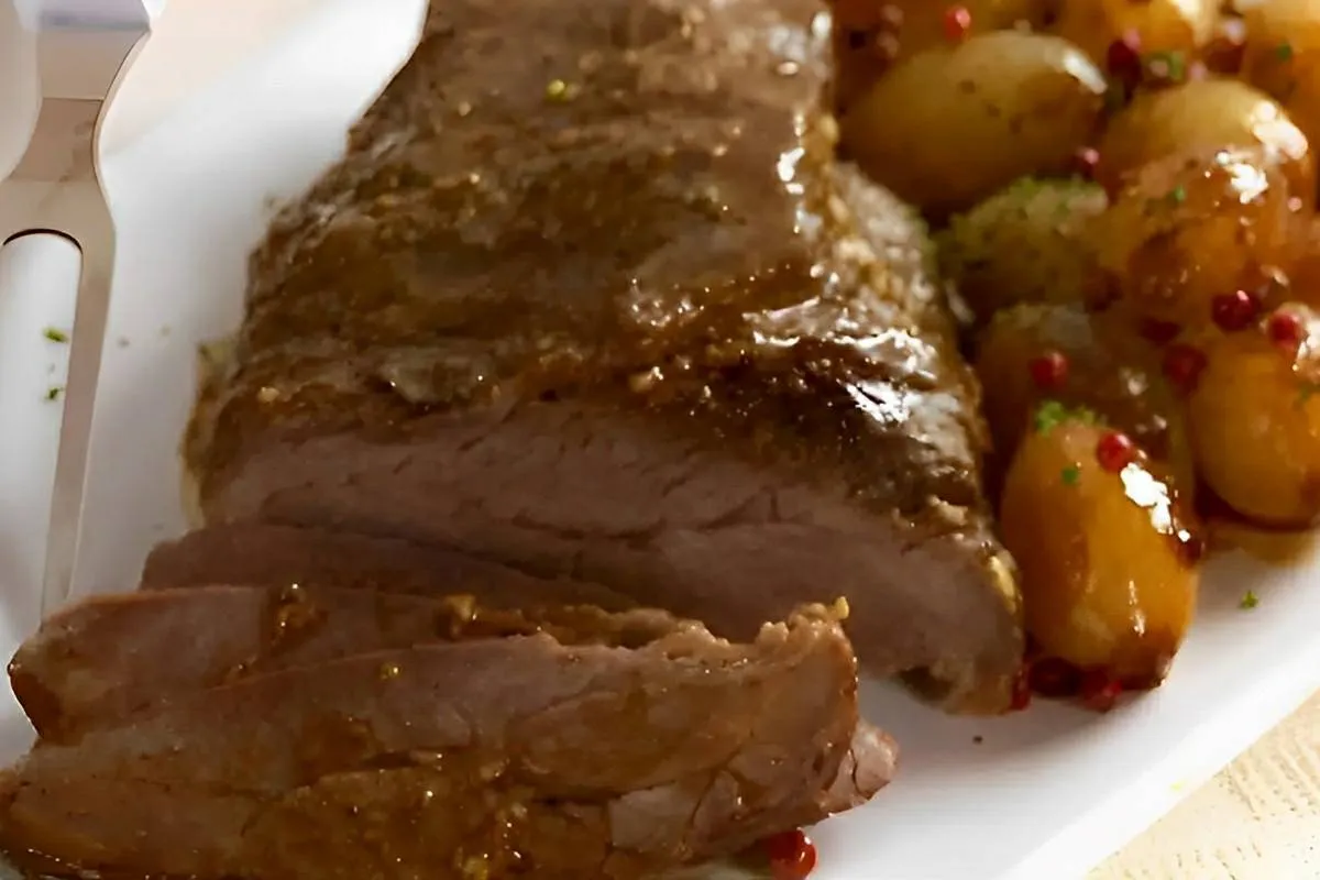 Carne assada na panela de pressão com batatas fica uma delíc