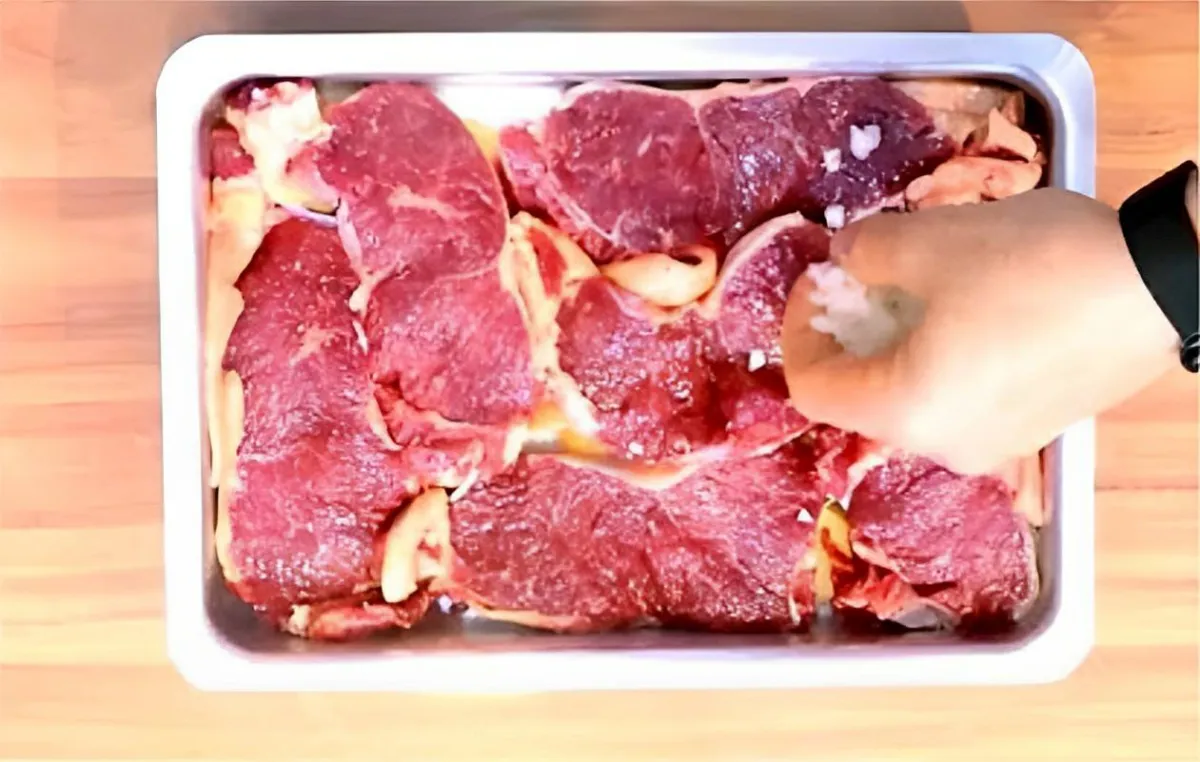 Carne assada no forno simples e prática de fazer fica macia