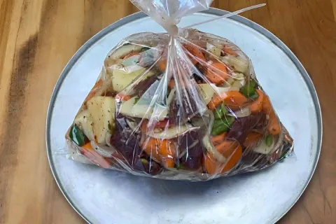 Carne assada no papel celofane fica macia e muito saborosa v