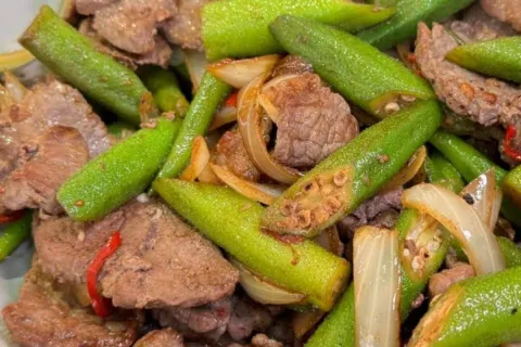 Carne com quiabo refogado: uma sugestão de almoço muito prát