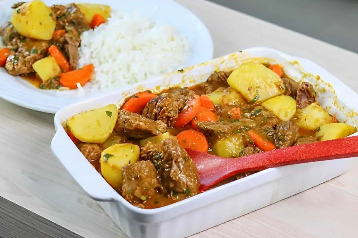 Carne de panela com batata e cenoura bem suculenta e delicio